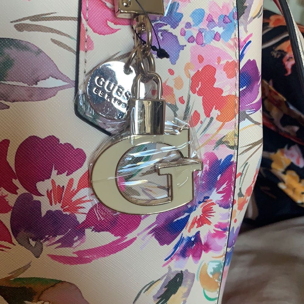💖 NWT Guess Pink Floral Pish Posh purse - Picture 3 of 7